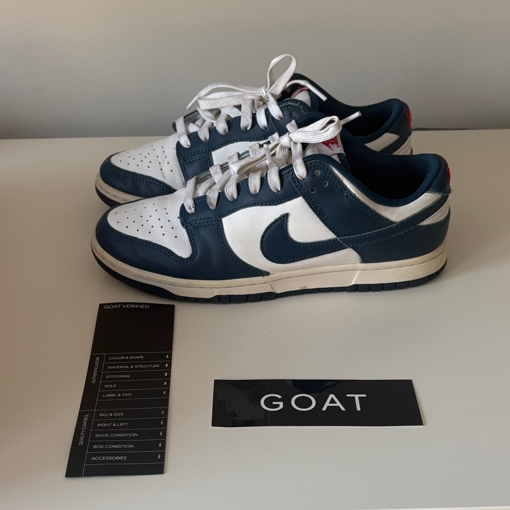 Nike Men's Navy and White Dunks. Size 8.5